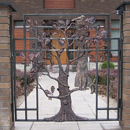 Входная дверь с элементом кованного дерева